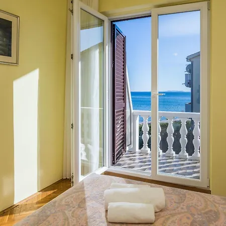 Beachfront Liveric Apartman