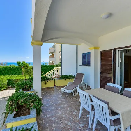 Appartement Beachfront Liveric Vir