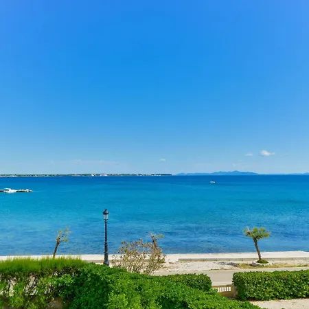 Beachfront Liveric Appartement