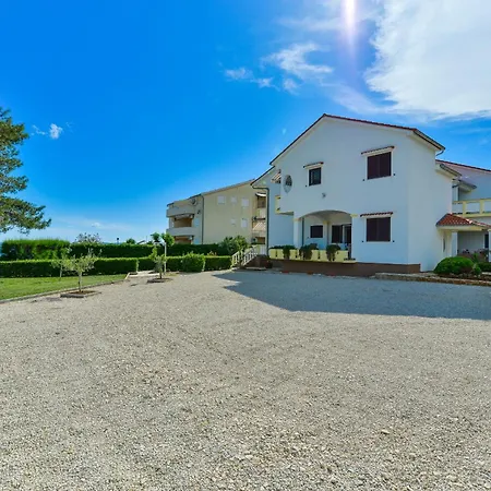 Beachfront Liveric Apartman