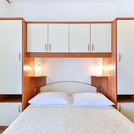 Beachfront Liveric Apartman Vir