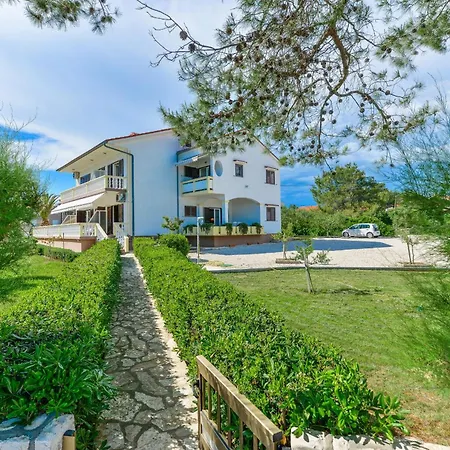 Beachfront Liveric Apartman