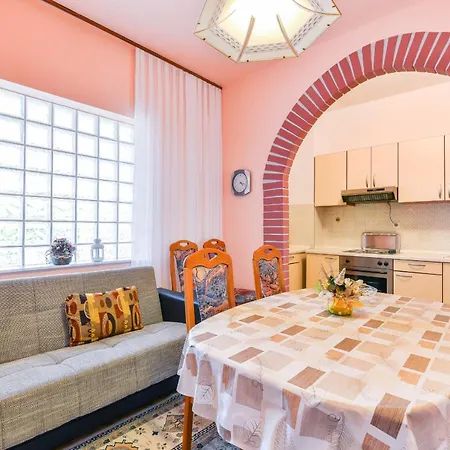 Beachfront Liveric Apartman Vir