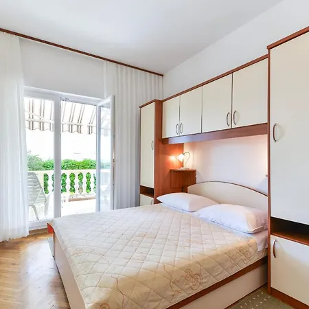 Appartement Beachfront Liveric Vir