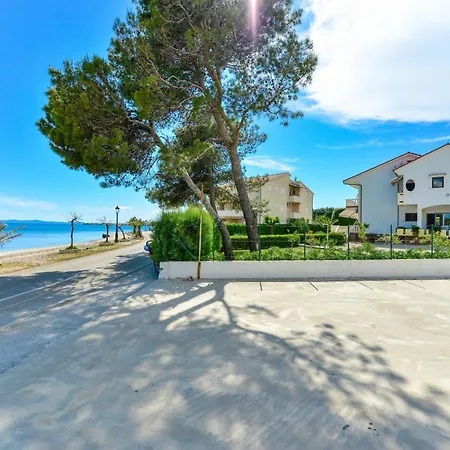 Beachfront Liveric Appartement *