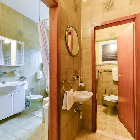 Beachfront Liveric Apartman Vir