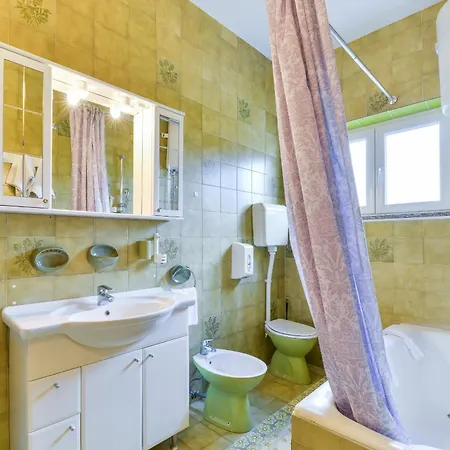 Beachfront Liveric Apartman