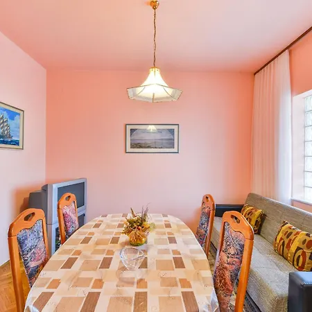 Beachfront Liveric Appartement Vir