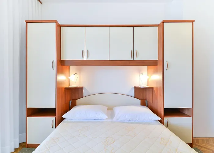 Beachfront Liveric Apartman Vir