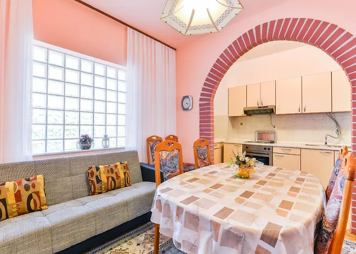 Beachfront Liveric Apartman Vir