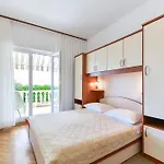 Appartamento Beachfront Liveric Vir