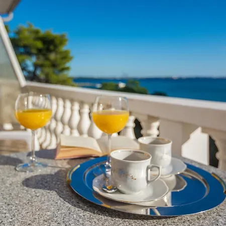 Beachfront Liveric ויר